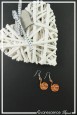 boucles-d-oreilles-en-aluminium-pastille-couleur-orange-strie-sur-fond-noir