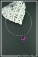 pendentif-en-resine-foster-couleur-violet-et-argent-sur-fond-noir