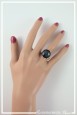 bague-reglable-cabochon-miki-couleur-noir-et-vert-portee