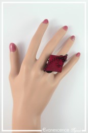 bague-reglable-en-aluminium-gina-couleur-noir-et-rouge-portee