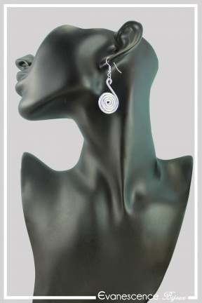 boucles-d-oreilles-en-aluminium-pastille-couleur-argent-strie-portees