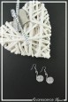 boucles-d-oreilles-en-aluminium-pastille-couleur-argent-strie-sur-fond-noir