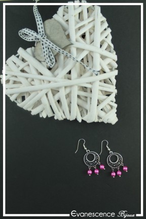 boucles-d-oreilles-avec-intercalaires-boucan-couleur-argent-et-fuchsia-sur-fond-noir