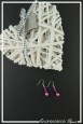 boucles-d-oreilles-sur-clous-becky-couleur-fuchsia-sur-fond-noir