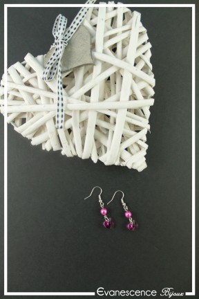 boucles-d-oreilles-sur-clous-gara-couleur-fuchsia-sur-fond-noir