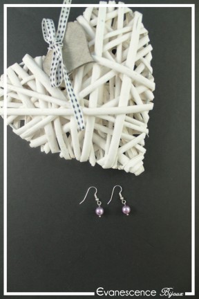 boucles-d-oreilles-sur-clous-eva-couleur-mauve-sur-fond-noir