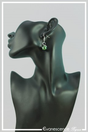 boucles-d-oreilles-avec-un-tourbillon-maou-couleur-vert-et-argent-portees