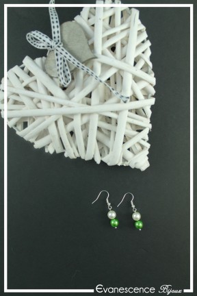 boucles-d-oreilles-sur-clous-margot-couleur-blanc-et-vert-sur-fond-noir