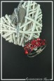 bracelet-en-metal-diamant-couleur-noir-et-rouge-sur-fond-noir
