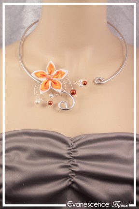 collier-en-aluminium-margot-couleur-blanc-et-orange-porte