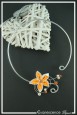 collier-en-aluminium-margot-couleur-blanc-et-orange-sur-fond-noir