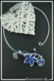 collier-en-aluminium-tanga-couleur-blanc-et-bleu-roi-sur-fond-noir