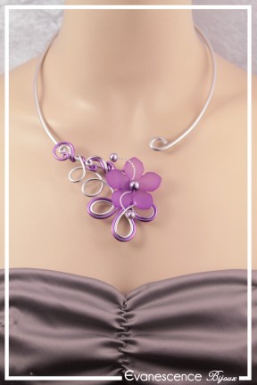 collier-en-aluminium-lili-couleur-argent-et-mauve-porte