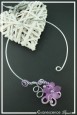 collier-en-aluminium-lili-couleur-argent-et-mauve-sur-fond-noir