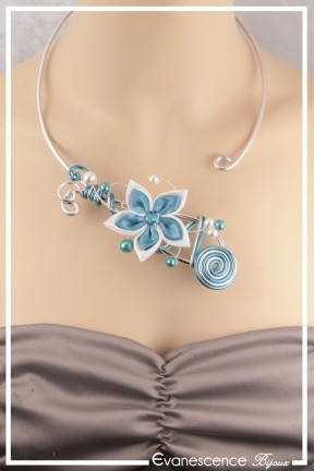 collier-en-aluminium-tanga-couleur-blanc-et-turquoise-porte