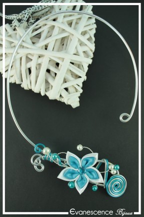 collier-en-aluminium-tanga-couleur-blanc-et-turquoise-sur-fond-noir