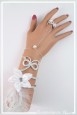 bracelet-bague-tina-en-aluminium-avec-plumes-couleur-argent-et-blanc-porte