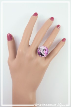 bague-reglable-cabochon-papillon-couleur-rose-et-fuchsia-portee