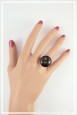 bague-reglable-cabochon-miki-couleur-noir-et-orange-portee