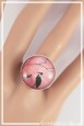 bague-reglable-cabochon-cigogne-couleur-rose-et-noir-portee-zoom