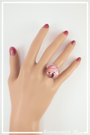 bague-reglable-cabochon-cigogne-couleur-rose-et-noir-portee