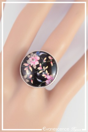 bague-reglable-cabochon-fleur-de-cerisier-couleur-noir-et-rose-portee-zoom