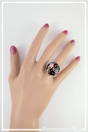 bague-reglable-cabochon-fleur-de-cerisier-couleur-noir-et-rose-portee