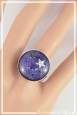 bague-reglable-cabochon-galaxie-couleur-bleu-et-violet-portee-zoom