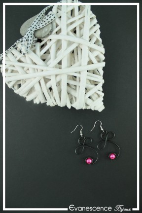 boucles-d-oreilles-en-aluminium-fila-couleur-noir-et-fuchsia-sur-fond-noir