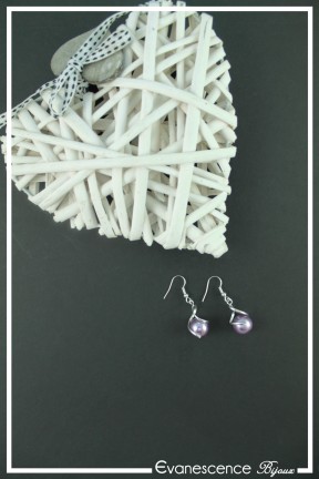 boucles-d-oreilles-avec-un-tourbillon-maou-couleur-mauve-et-argent-sur-fond-noir