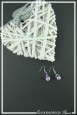 boucles-d-oreilles-avec-un-tourbillon-maou-couleur-mauve-et-argent-sur-fond-noir