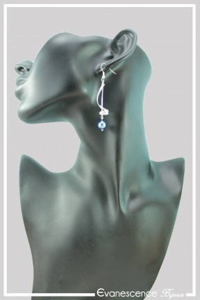 boucles-d-oreilles-en-metal-phoebe-couleur-bleu-et-argent-portees