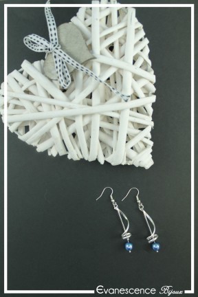 boucles-d-oreilles-en-metal-phoebe-couleur-bleu-et-argent-sur-fond-noir