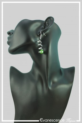 boucles-d-oreilles-avec-une-spirale-mimine-couleur-vert-et-argent-portees