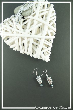 boucles-d-oreilles-sur-clous-twist-couleur-argent-et-gris-fonce-sur-fond-noir