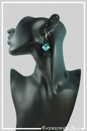 boucles-d-oreilles-en-aluminium-baboune-couleur-noir-et-turquoise-portees