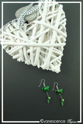 boucles-d-oreilles-en-fil-cable-nini-couleur-vert-sur-fond-noir