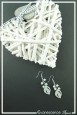 boucles-d-oreilles-chaine-gina-couleur-blanc-sur-fond-noir