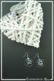 boucles-d-oreilles-creoles-fiona-couleur-noir-et-blanc-sur-fond-noir