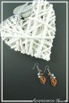 boucles-d-oreilles-chaine-gina-couleur-blanc-et-chocolat-sur-fond-noir