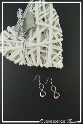 boucles-d-oreilles-en-metal-charly-couleur-fuchsia-et-argent-sur-fond-noir