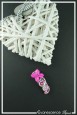 barrette-en-aluminium-zola-couleur-blanc-et-fuchsia-sur-fond-noir