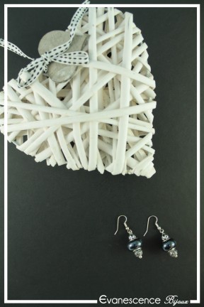 boucles-d-oreilles-sur-clous-calisson-couleur-argent-et-bleu-sur-fond-noir