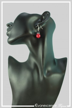 boucles-d-oreilles-sur-clous-shoco-couleur-noir-et-rouge-portees