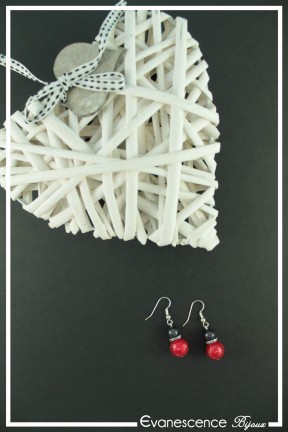 boucles-d-oreilles-sur-clous-shoco-couleur-noir-et-rouge-sur-fond-noir