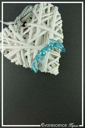 bracelet-en-fil-cable-becky-couleur-turquoise-sur-fond-noir