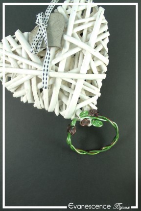 bracelet-en-aluminium-horus-couleur-chocolat-et-vert-anis-sur-fond-noir