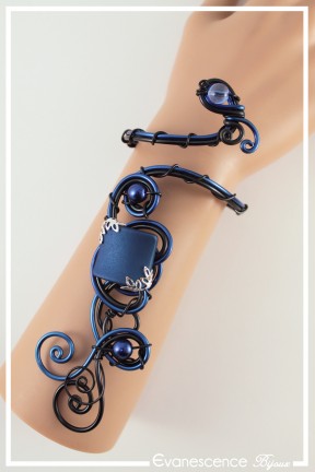 bracelet-en-aluminium-mystic-couleur-noir-et-bleu-roi-porte