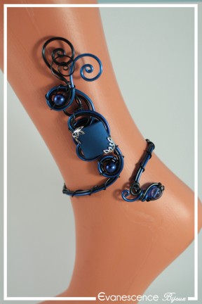 bracelet-en-aluminium-mystic-couleur-noir-et-bleu-roi-porte-sur-cheville