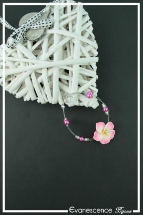 bracelet-en-fil-cable-marge-couleur-blanc-et-fuchsia-sur-fond-noir